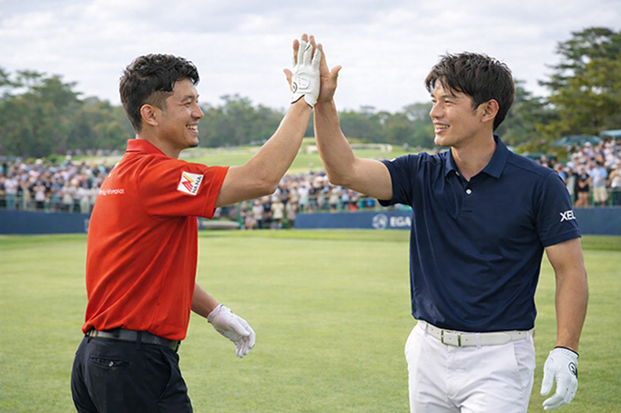 ハイタッチする選手