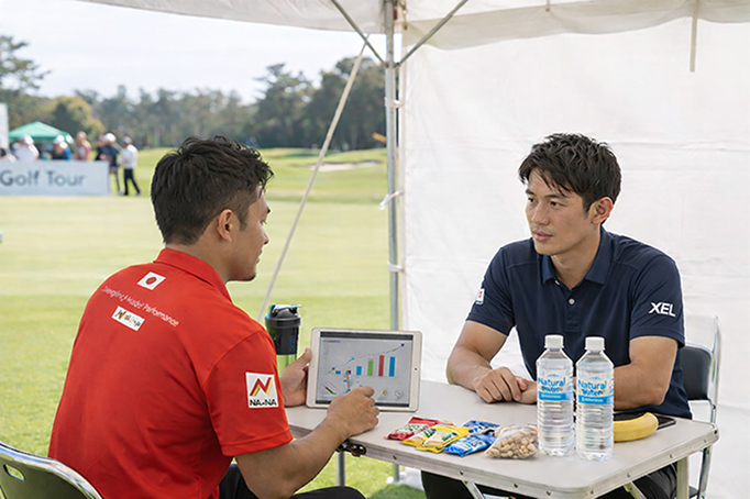 屋外で栄養戦略について相談している様子