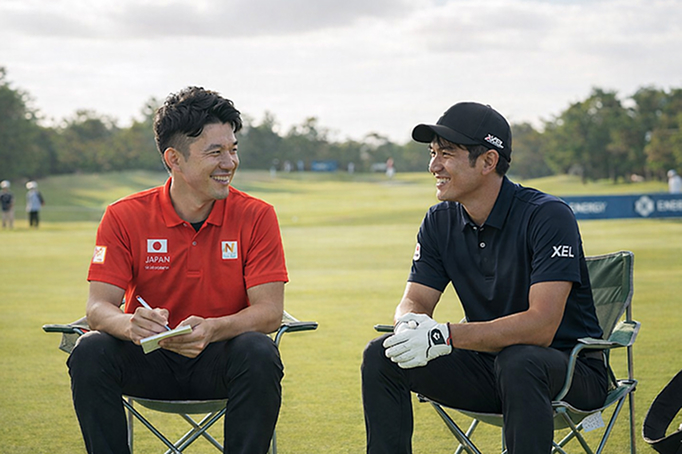 屋外で本番力最大化のサポートについて会話している様子